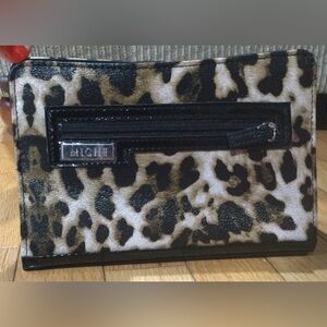 Miche “Tess” Petite Shell. Textured leopard print & zippered exterior pocket.